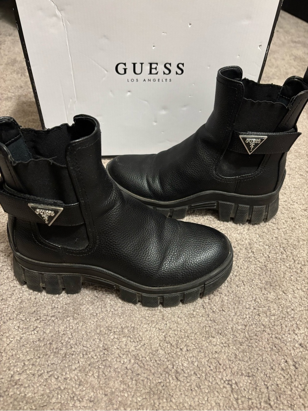 🎁Guess Black Chunky Chelsea Boots with Logo Triangle